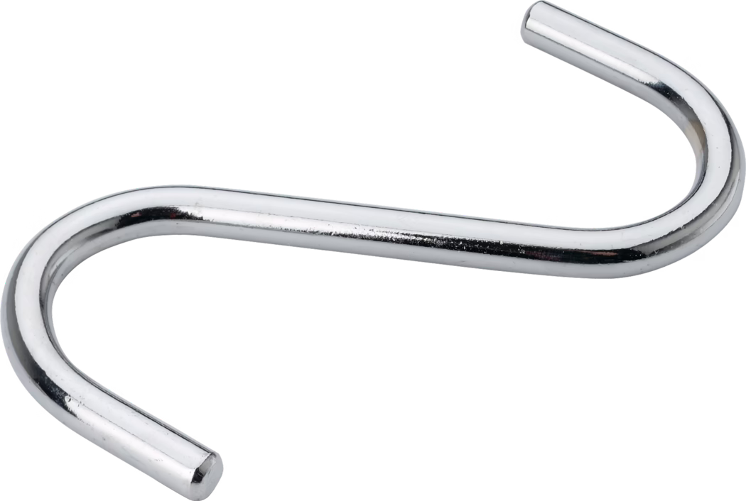 Ein glänzender, verchromter S-förmiger Metallhaken vor weißem Hintergrund. Der Haken besteht aus einer zylindrischen Metallstange mit glatten, abgerundeten Bögen und polierter, spiegelnder Oberfläche. Er dient zum Aufhängen von Gegenständen und zeigt leichte Reflexionen und Lichtakzente.