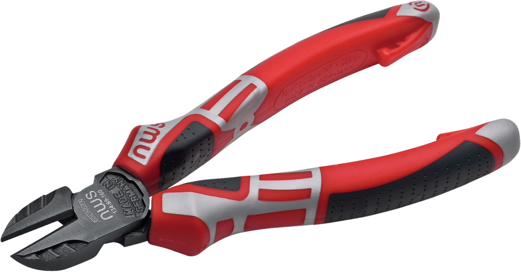 Rot-graue ergonomische Seitenschneider (Diagonalzange) mit gehärteten schwarzen Schneidbacken. Die Griffe besitzen strukturierte, rutschfeste Oberflächen und eine mehrfarbige Gummierung für Komfort und sicheren Halt. Auf dem Metallkopf sind die Prägungen 'NWS' und 'MADE IN GERMANY' zu sehen; das Werkzeug ist für präzises Schneiden von Draht und kleinen Bauteilen ausgelegt.