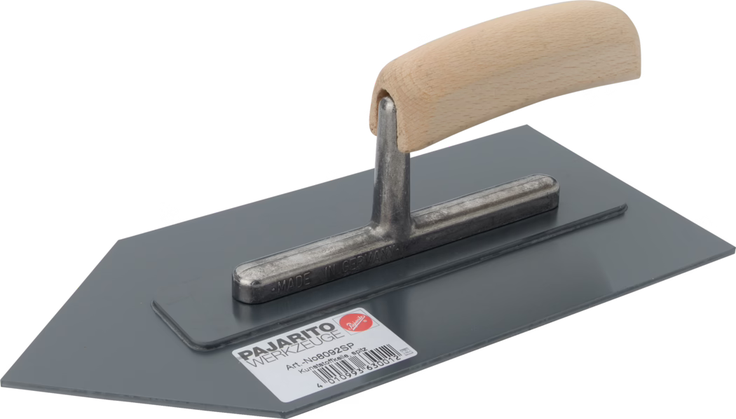 Pajarito_Dummy_Plastic smoothing trowel pointed_036595_2021-02 Eine spitz zulaufende Glättkelle auf weißem Hintergrund. Das Werkzeug besitzt eine flache Stahlplatte mit glatter grauer Schutzbeschichtung und abgeschrägter Spitze, die gut in Ecken reicht. Ein kurzer vertikaler Metallsteg verbindet die Platte mit einem gebogenen Griff aus hellem Holz, dessen Maserung sichtbar ist; auf dem Metallsteg ist "MADE IN GERMANY" eingeprägt. Auf der Blattfläche befindet sich ein weißes Produktetikett mit der Aufschrift "PAJARITO WERKZEUGE", einer Artikelnummer und einem Barcode. Die Kelle dient zum Verstreichen und Glätten von Putz, Mörtel oder Fliesenkleber und eignet sich durch die spitze Form besonders für feine Arbeiten und Kanten.