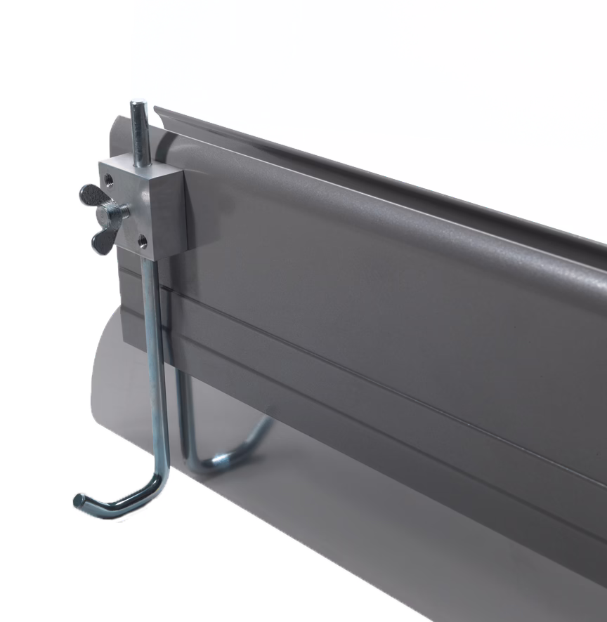 Pajarito_Dummy_Height adjustment set smoothing spatula_160457_2021-11 Eine Nahaufnahme eines metallischen Hardware-Teils, das eine horizontale graue Stange mit einem vertikalen Bolzen und einem Hakenmechanismus zeigt. Das Design deutet auf die Nützlichkeit bei Montage- oder Hänganwendungen hin.