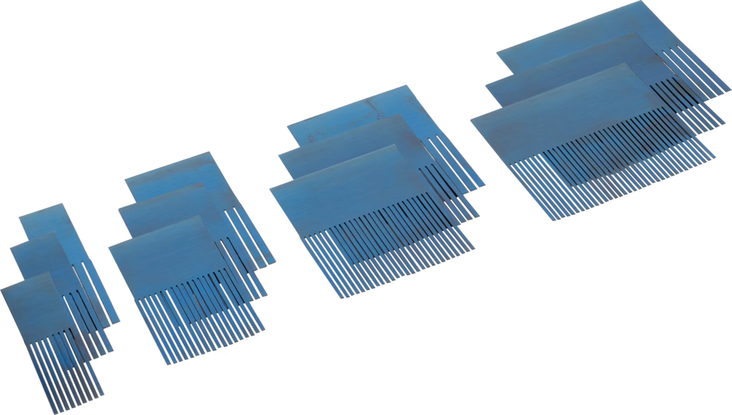 Studioaufnahme mehrerer Sätze blauer, kammähnlicher Metallplatten, diagonal auf weißem Hintergrund angeordnet. Jeder Satz besteht aus mehreren rechteckigen Platten mit gleichmäßig verteilten schmalen, vertikalen Zinken an einer Kante, die an fein gezahnte Kämme oder Stecklaschen erinnern. Die Metalloberflächen zeigen eine matte, gebürstete Struktur mit leichten Farbnuancen und weichen Schatten unter den Stapeln, was Tiefe und eine geschichtete Anordnung vermittelt. Die Komposition betont Wiederholung, geometrische Ausrichtung und den Kontrast zwischen dem kräftigen Blau der Platten und dem klaren, hellen Hintergrund.