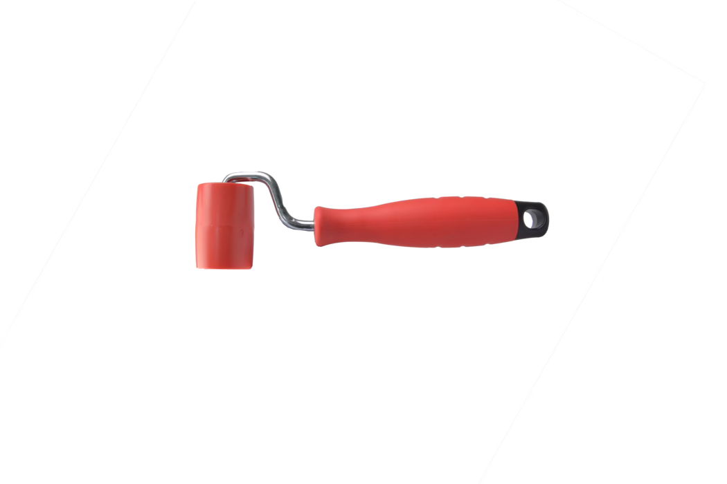 Pajarito_Dummy_Seam roller barrel smooth_034380_2021-02 Kleiner Handroller mit einer leuchtend roten Gummitrommel, die auf einem kurzen verchromten Metallbügel sitzt, und einem ergonomischen roten Kunststoffgriff mit schwarzer Abschlusskappe und Aufhängeöffnung. Der Rollenkopf besteht aus glattem Gummi, geeignet zum Andrücken, Glätten von Tapetenstößen oder für Klebe- und Bastelarbeiten; die kompakte Bauform macht ihn ideal für Detailarbeit und enge Stellen. Das Werkzeug ist auf weißem Hintergrund fotografiert, der Griff zeigt nach rechts und der Rollenkopf nach links.