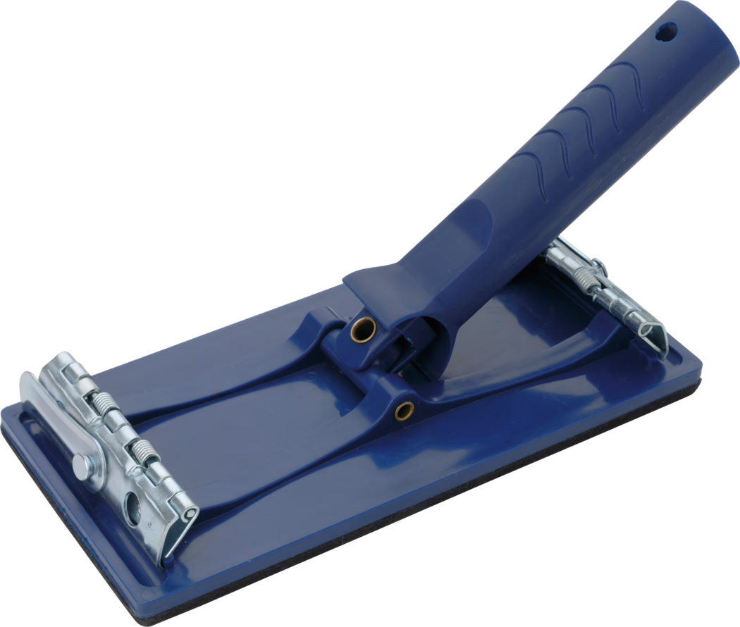 Blauer Handschleifer mit rechteckiger Grundplatte, schaumstoffunterlegtem Schleifpad, Metallklemme und ergonomischem Kunststoffgriff.