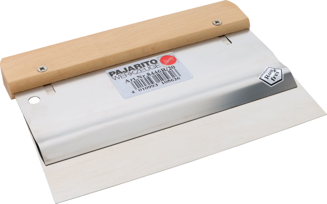 Ein Edelstahl-Spachtel mit breiter, flacher Metallklinge und hellem Holzgriff, der mit zwei Schrauben befestigt ist. Die glänzende Metallfläche trägt ein Produktetikett mit der Aufschrift 'PAJARITO WERKZEUGE', einen Barcode und ein 'rostfrei'-Emblem. Der Holzgriff ist glatt und rechteckig. In der Metallplatte befindet sich ein rundes Aufhängeloch, und die Kanten der Klinge sind gerade und leicht abgeschrägt. Das Werkzeug liegt auf weißem Hintergrund.