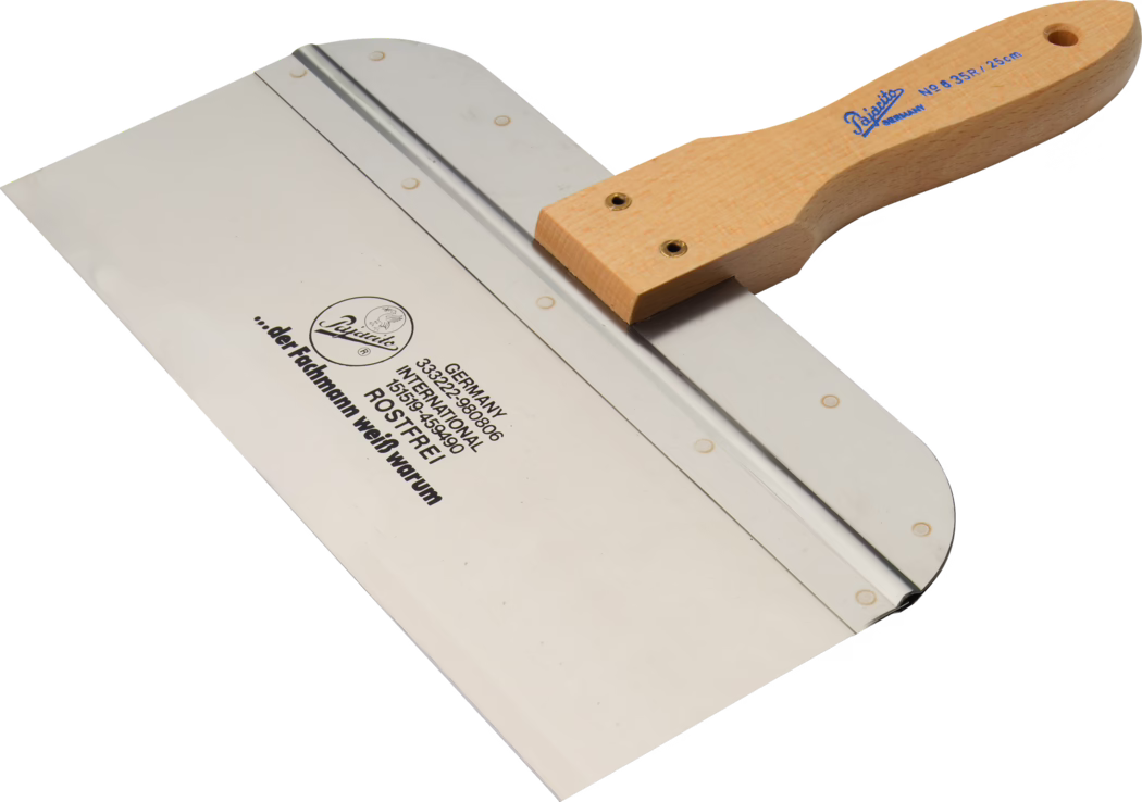Ein breiter Spachtel aus Edelstahl (großer Spachtel) mit polierter rechteckiger Klinge und abgerundeten Ecken, ergonomisch geformtem Holzgriff, der mit zwei Messingnieten befestigt ist, sowie Markenaufdrucken auf Klinge und Griff; zum Auftragen und Glätten von Putz, Klebstoffen und Spachtelmassen.