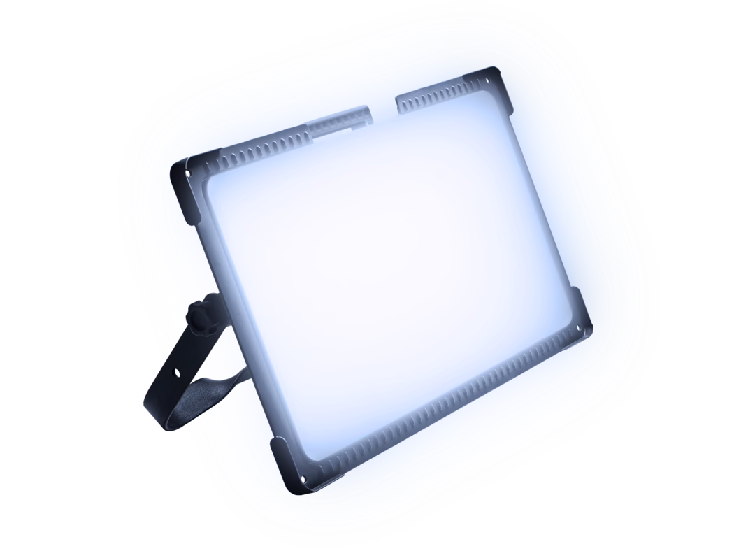Nahaufnahme eines professionellen LED-Paneels, schräg gestellt und mit hellem kaltweißem Licht. Der eloxierte Aluminiumrahmen und die schützenden Eckhalterungen sind sichtbar, oben erkennt man Lüftungsschlitze sowie eine schwarze, verstellbare Montagehalterung mit Feststellschraube. Die hochhelle Bildgestaltung auf weißem Hintergrund mit leicht bläulichem Ton betont klare Kanten, strukturierte Metallflächen und das technische Design.