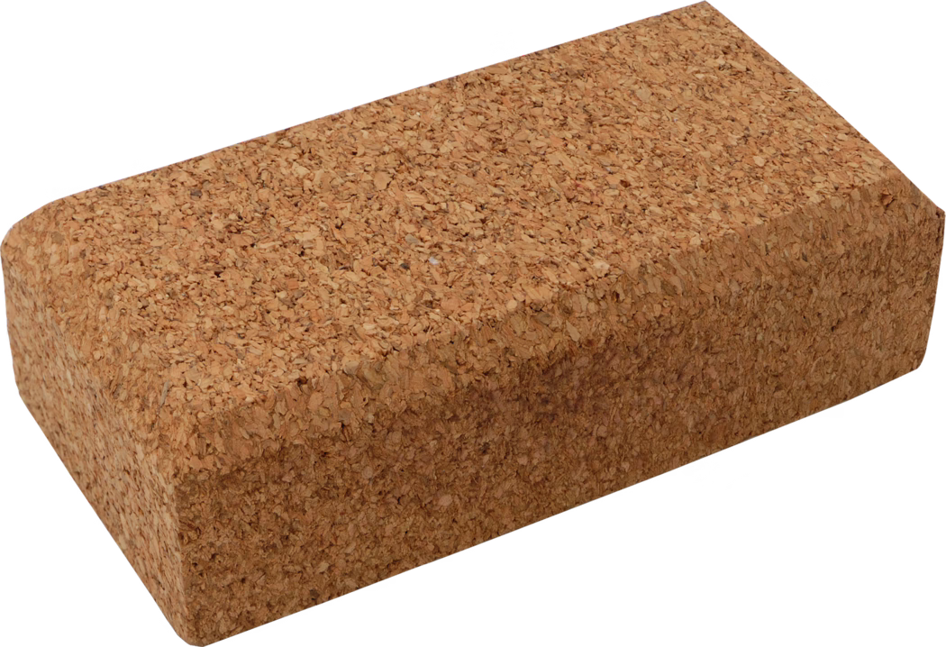 Pajarito_Dummy_Sanding block made of cork _039079_2021-02 Ein rechteckiger Korkblock aus Naturkork mit abgerundeten Kanten und grober, körniger Oberfläche, vor weißem Hintergrund dargestellt.